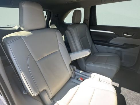 Used 2019 Toyota Highlander XLE AWD/4WD image 18