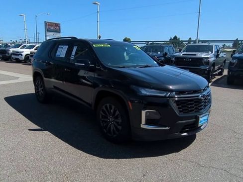 Used 2023 Chevrolet Traverse RS w/ LPO, Cargo Package FWD image 2