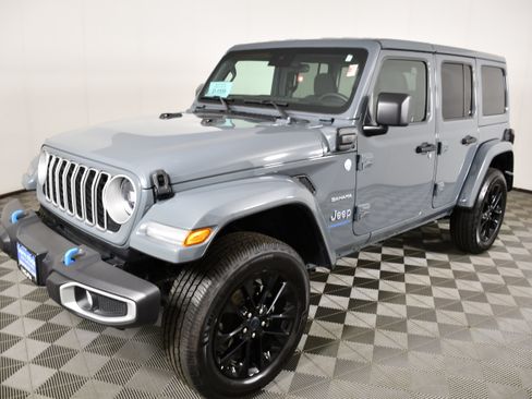 Used 2024 Jeep Wrangler Unlimited Sahara AWD/4WD image 10