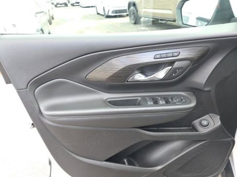 Used 2024 GMC Terrain SLT image 14