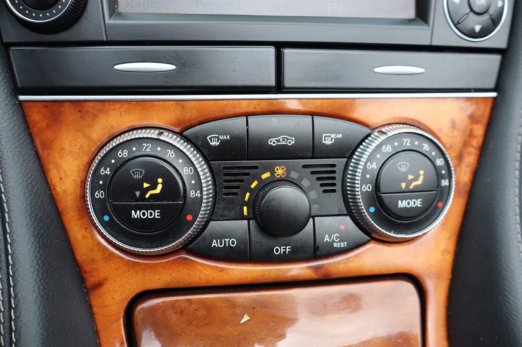 Used 2011 Mercedes-Benz SL 550 image 35