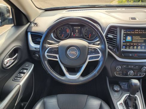 Used 2018 Jeep Cherokee Latitude Plus w/ Comfort/Convenience Group AWD/4WD image 14