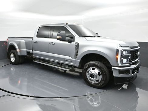 Used 2024 Ford F350 Lariat image 2