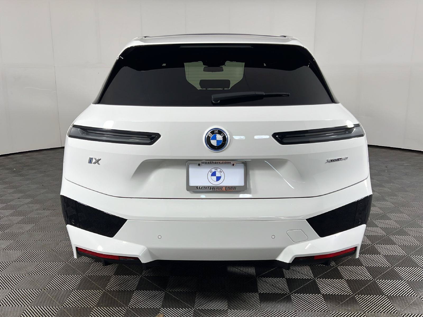 Used 2024 BMW iX xDrive50 w/ Premium Package AWD/4WD image 6
