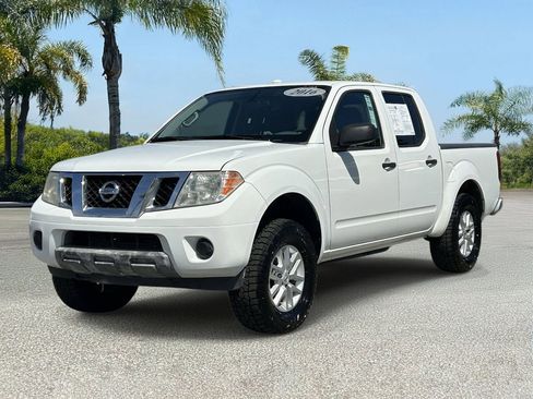 Used 2016 Nissan Frontier SV image 2