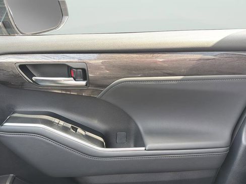 Used 2026 Toyota Highlander Platinum image 13