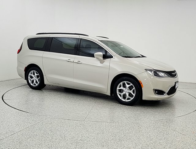 Used 2017 Chrysler Pacifica Touring-L w/ Tire & Wheel Group FWD image 3