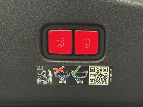 Used 2025 Mercedes-Benz CLE 53 AMG CLE 53 AMG image 18