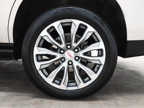 Used 2021 GMC Yukon Denali w/ Denali Premium Package image 9