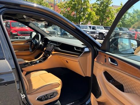 Used 2023 Jeep Grand Cherokee Summit AWD/4WD image 30