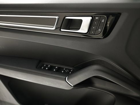 Used 2023 Porsche Cayenne image 18