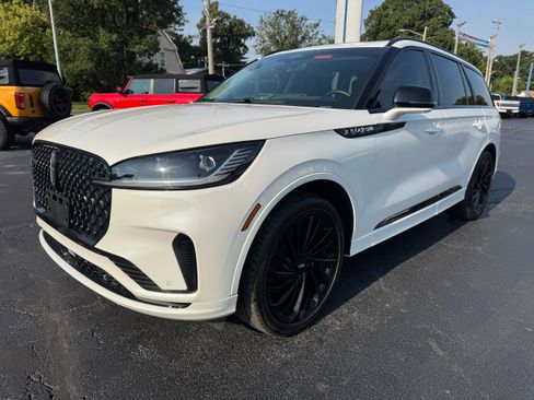 Used 2025 Lincoln Aviator Reserve w/ Luxury Package RWD image 3