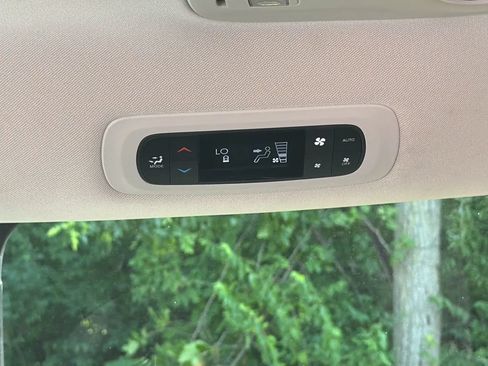 Used 2018 Chrysler Pacifica Touring-L w/ Tire & Wheel Group FWD image 17