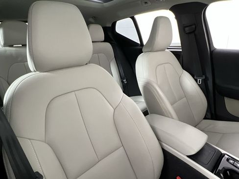 Certified 2024 Volvo XC40 B5 Plus image 25