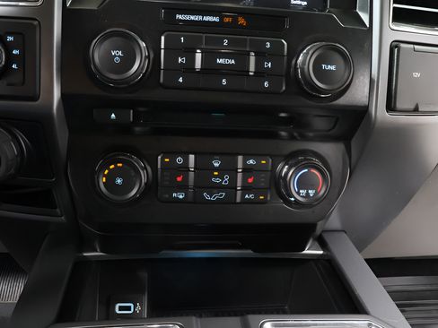 Used 2017 Ford F150 XLT w/ Equipment Group 302A Luxury AWD/4WD image 9