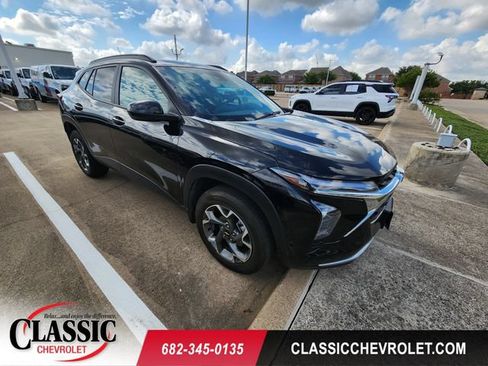 Used 2025 Chevrolet Trax LT FWD image 1