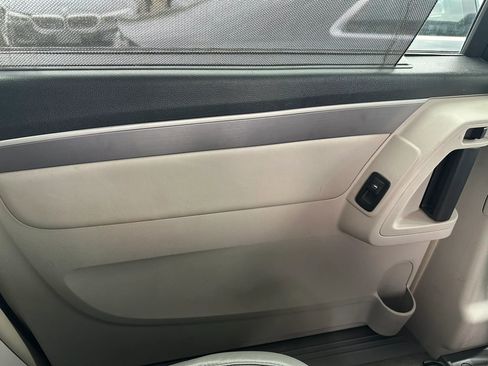 Used 2011 Volkswagen Routan SE FWD image 16