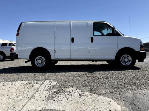 Used 2018 Chevrolet Express 2500 w/ Driver Convenience Package RWD image 5