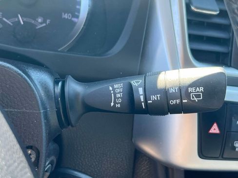 Used 2018 Toyota Highlander Plus AWD/4WD image 26