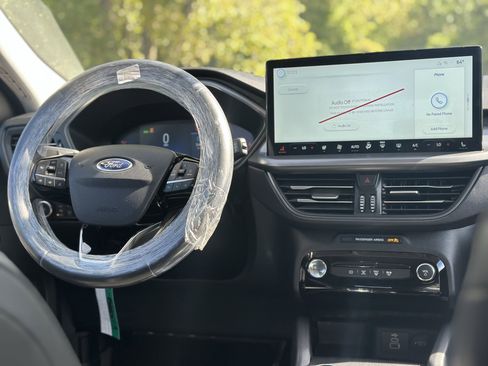 New 2025 Ford Escape SE image 2