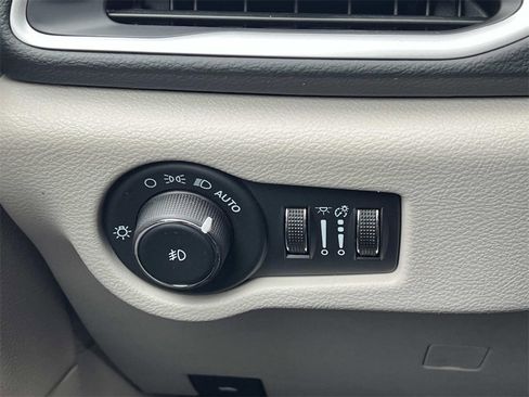 Used 2024 Chrysler Pacifica Touring-L image 23