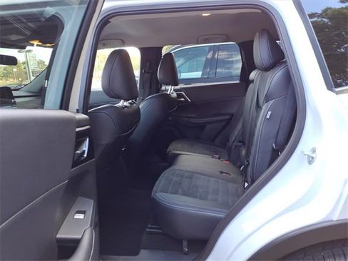 Used 2024 Mitsubishi Outlander SE image 16