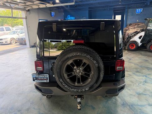 Used 2017 Jeep Wrangler Unlimited Sahara AWD/4WD image 4