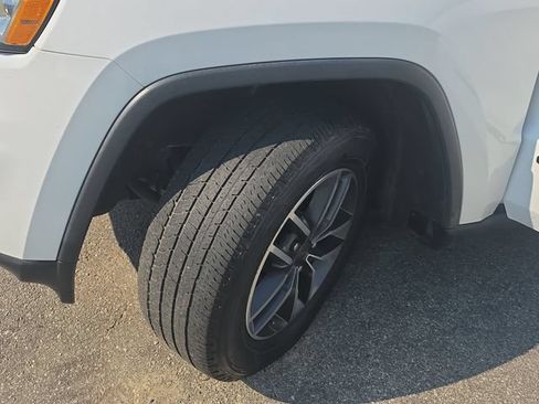Used 2019 Jeep Grand Cherokee Laredo w/ Laredo X Package AWD/4WD image 32