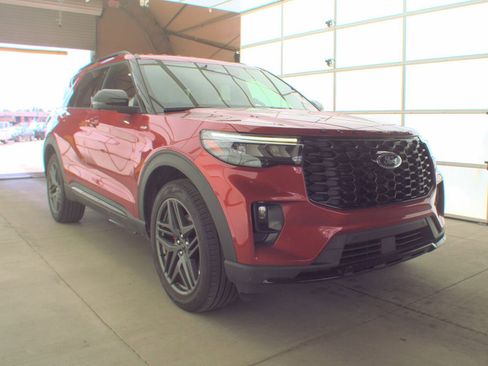 Used 2025 Ford Explorer ST-Line w/ ST-Line Street Pack AWD/4WD image 4