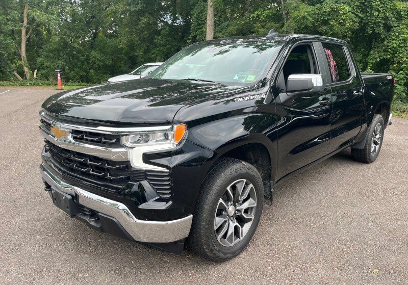 Used 2023 Chevrolet Silverado 1500 LT AWD/4WD image 2