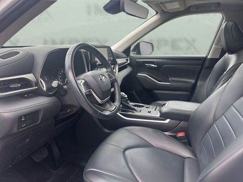 Used 2022 Toyota Highlander XLE image 9