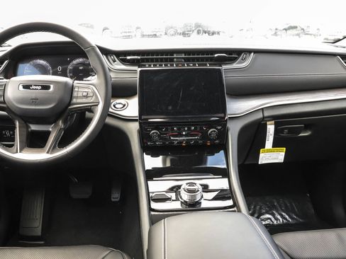 New 2025 Jeep Grand Cherokee Limited w/ Luxury Tech Group II image 17