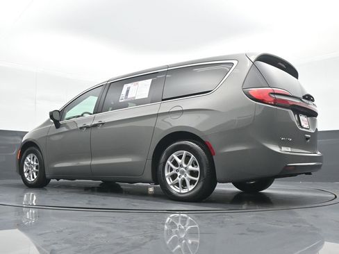 Used 2023 Chrysler Pacifica Touring-L image 19