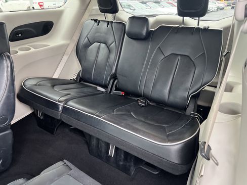Used 2023 Chrysler Pacifica Limited image 24