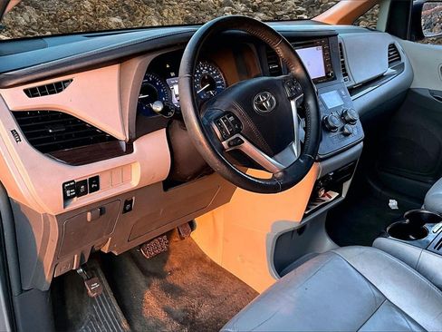 Used 2018 Toyota Sienna XLE w/ XLE Navigation Package image 13