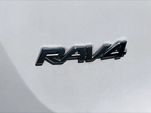 Used 2018 Toyota RAV4 LE w/ All Weather Liner Package FWD image 30