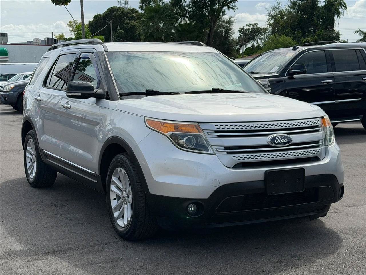 Used 2015 Ford Explorer XLT w/ Equipment Group 202B FWD image 3