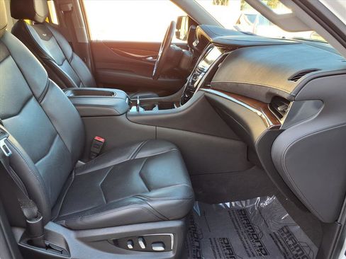 Used 2019 Cadillac Escalade Luxury image 9