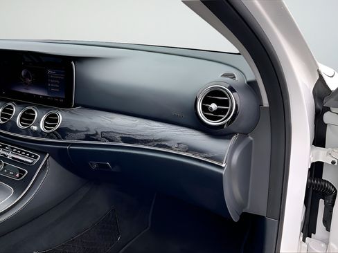 Used 2018 Mercedes-Benz E 300 image 21