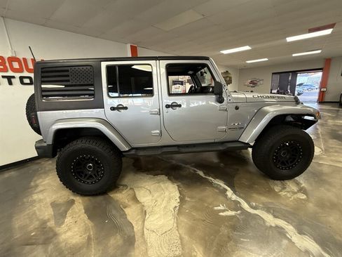 Used 2018 Jeep Wrangler Unlimited Sahara AWD/4WD image 8