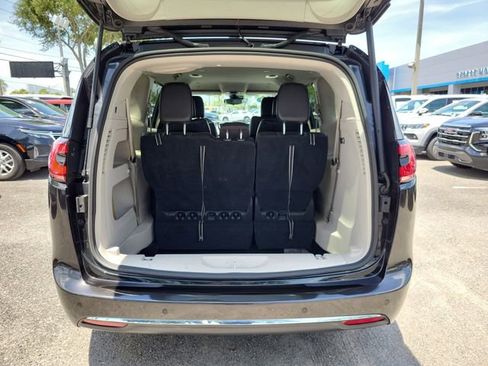 Used 2023 Chrysler Pacifica Touring-L FWD image 11