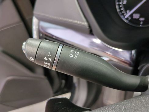 Used 2023 Cadillac XT4 Luxury w/ Cold Weather Package image 33