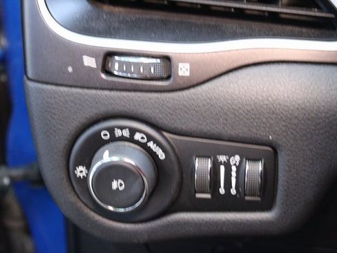 Used 2019 Jeep Cherokee Trailhawk w/ Cold Weather Group image 20