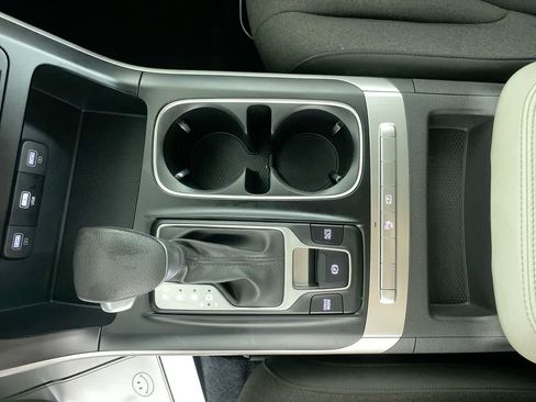 Used 2024 Kia Carnival LX image 27