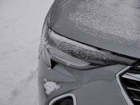 Used 2023 Buick Envision Essence image 3