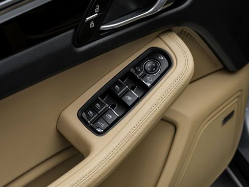 Used 2024 Porsche Macan AWD/4WD image 43