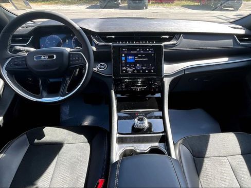 New 2025 Jeep Grand Cherokee Altitude image 5
