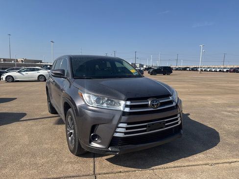 Used 2019 Toyota Highlander LE image 2