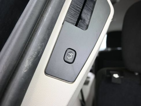 Used 2016 Dodge Grand Caravan SXT FWD image 30