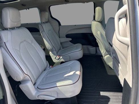Used 2019 Chrysler Pacifica Limited FWD image 10